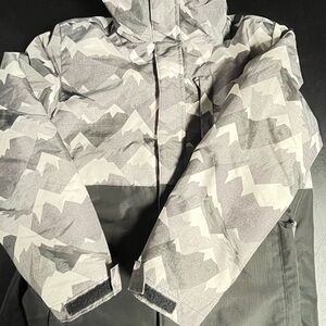 Children’s place boys Black and Gray Patterned Ski Jacket